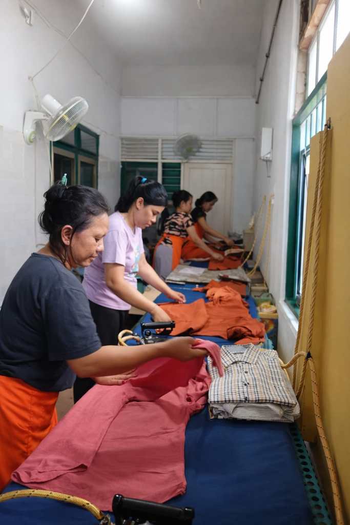 Menggunakan Setrika Uap anti Kusut